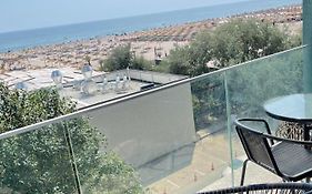 Studio Crazy Beach Summerland